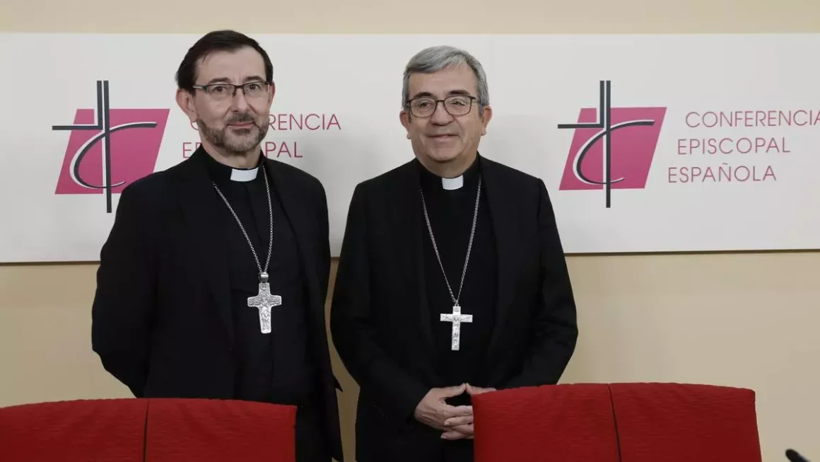 El cardenal arzobispo de Madrid, José Cobo (a la izquierda), con Luis Argüello, actual arzobispo de Valladolid y nuevo presidente de la Conferencia Episcopal. EFE/ Chema Moya