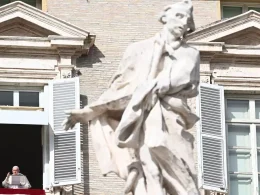 El papa Francisco dirige su oración del Ángelus desde la ventana de su oficina con vistas a la Plaza de San Pedro en el Vaticano, el 5 de noviembre de 2023. EFE/EPA/CLAUDIO PERI