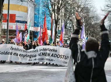 Una mujer aplaude al paso de una manifestación en defensa del sector público en Euskadi, el pasado 12 de marzo en Bilbao. — H. Bilbao / EUROPA PRESS