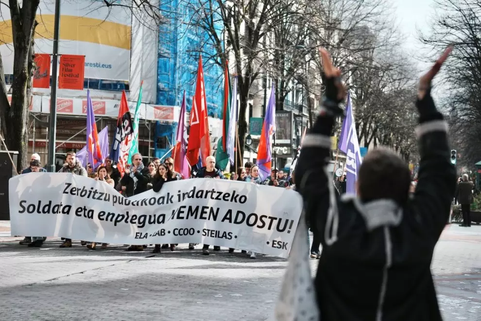 Una mujer aplaude al paso de una manifestación en defensa del sector público en Euskadi, el pasado 12 de marzo en Bilbao. — H. Bilbao / EUROPA PRESS