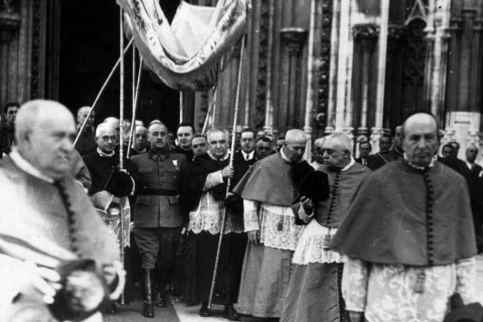 El dictador Francisco Franco, bajo palio en una ceremonia religiosa. — EFE