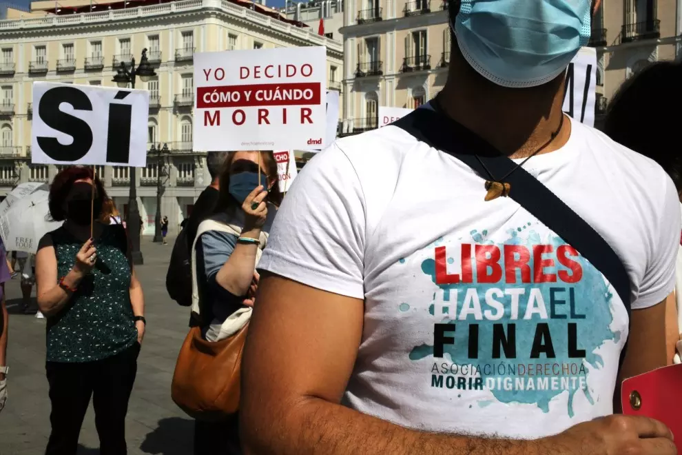 La asociación Derecho a Morir Dignamente (DMD) se concentra en Madrid para celebrar la aprobación de la Ley de Eutanasia (Archivo), a 25 de junio de 2021. — Cézaro De Luca / Europa Press