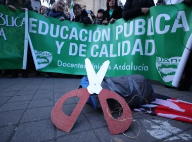 Miembros de las mareas andaluzas de sanidad y educación protestan a las puertas del Parlamento de Andalucía. Imagen de archivo. — Joaquin Corchero / Europa Press