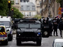 La policía francesa y miembros de las fuerzas policiales especiales aseguran el área cerca del consulado de Irán, a 19 de abril de 2024, en París. — Benoit Tessier / REUTERS