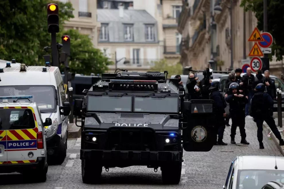 La policía francesa y miembros de las fuerzas policiales especiales aseguran el área cerca del consulado de Irán, a 19 de abril de 2024, en París. — Benoit Tessier / REUTERS