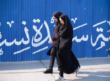 Mujeres iraníes pasean por la plaza Hafte Tir, en el centro de Teherán, a 14 de abril de 2024. — Rouzbeh Fouladi / ZUMA Press Wire / DPA / Europa Press