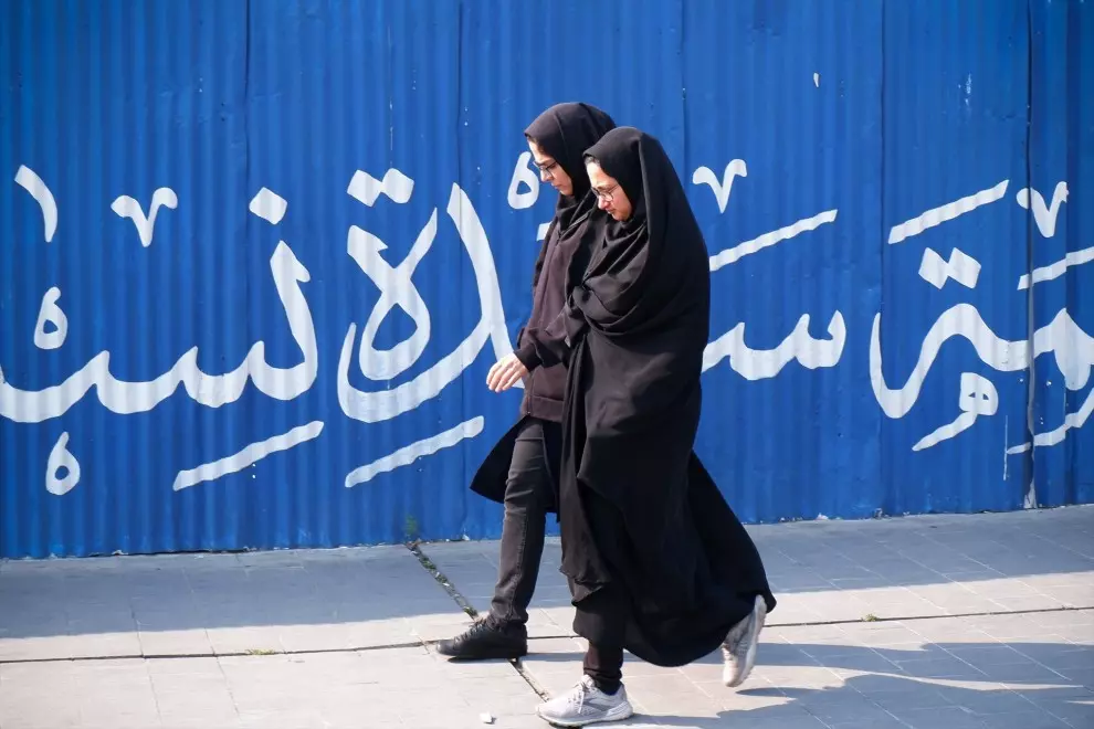Mujeres iraníes pasean por la plaza Hafte Tir, en el centro de Teherán, a 14 de abril de 2024. — Rouzbeh Fouladi / ZUMA Press Wire / DPA / Europa Press