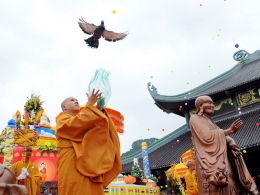 Liberación de palomas por la paz durante el 11 Día de Vesak de las Naciones Unidas (8 de mayo de 2014) en la pagoda de Bai Dinh en la provincia de Ninh Binh (Fuente: VNA)