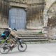 Dos peregrinos en bicicleta pasan por delante de la portada del Santo Sepulcro en Estella-Lizarra Javier Arizaleta