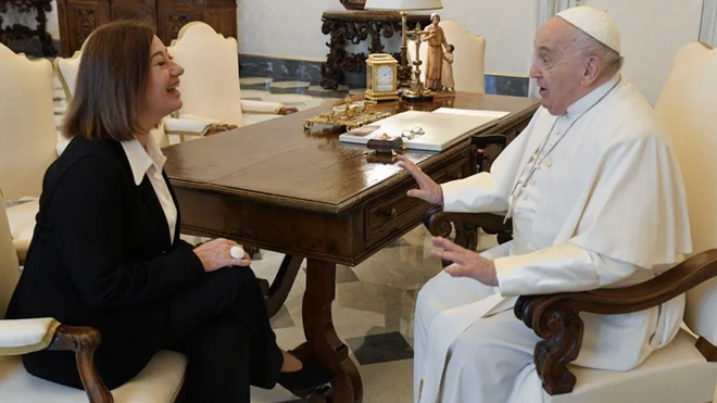 El papa Francisco conversa con la presidenta del Congreso de los Diputados español, Francina Armengol. EFE/Oficina de Prensa del Vaticano