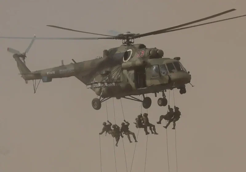 Militares rusos participan en las maniobras estratégicas Cáucaso. MAXIM SHIPENKOV / EFE