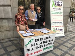 Granada Laica Mesa informativa y recogida de firmas para la campaña del IRPF no marques ninguna casilla