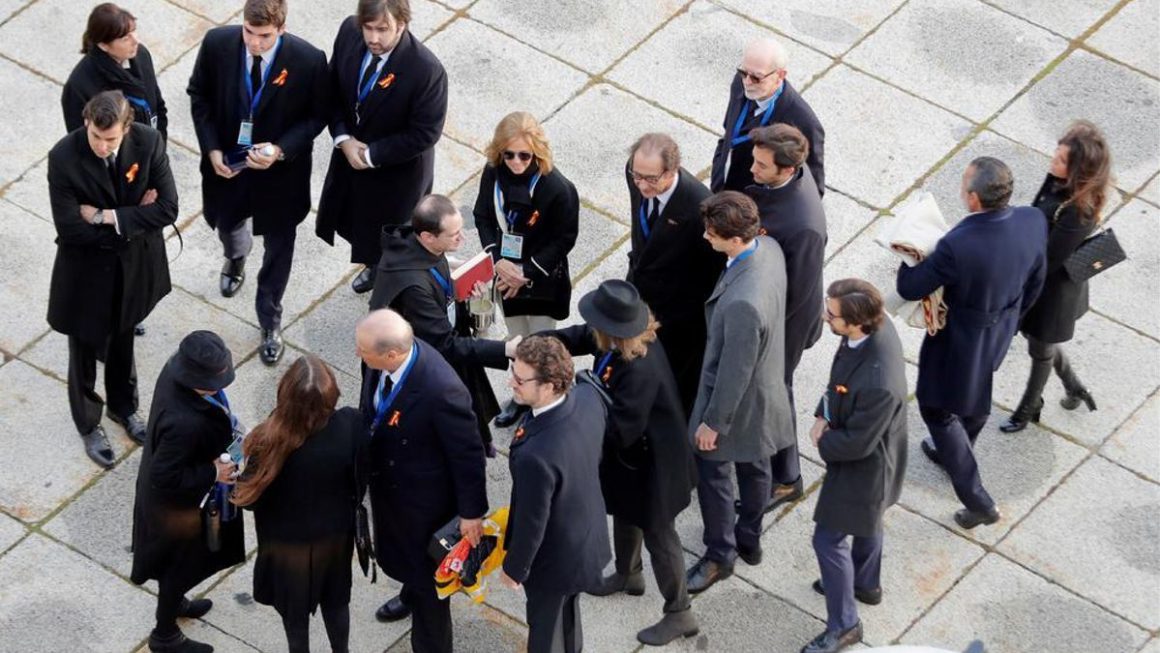 Los familiares de la familia Franco son recibidos por el prior de la basílica del Valle de los Caídos. EFE