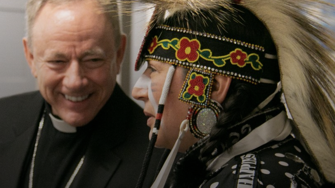 El arzobispo de Vancouver J. Michael Miller, con un jefe indígena AdV