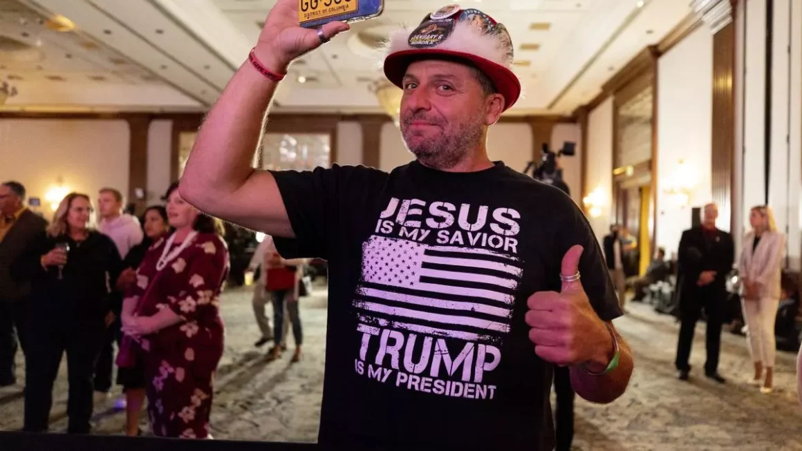 Un simpatizante republicano con una camiseta en la que se lee "Jesús es mi salvador; Trump es mi presidente" / ETIENNE LAURENT / EPA / EFE