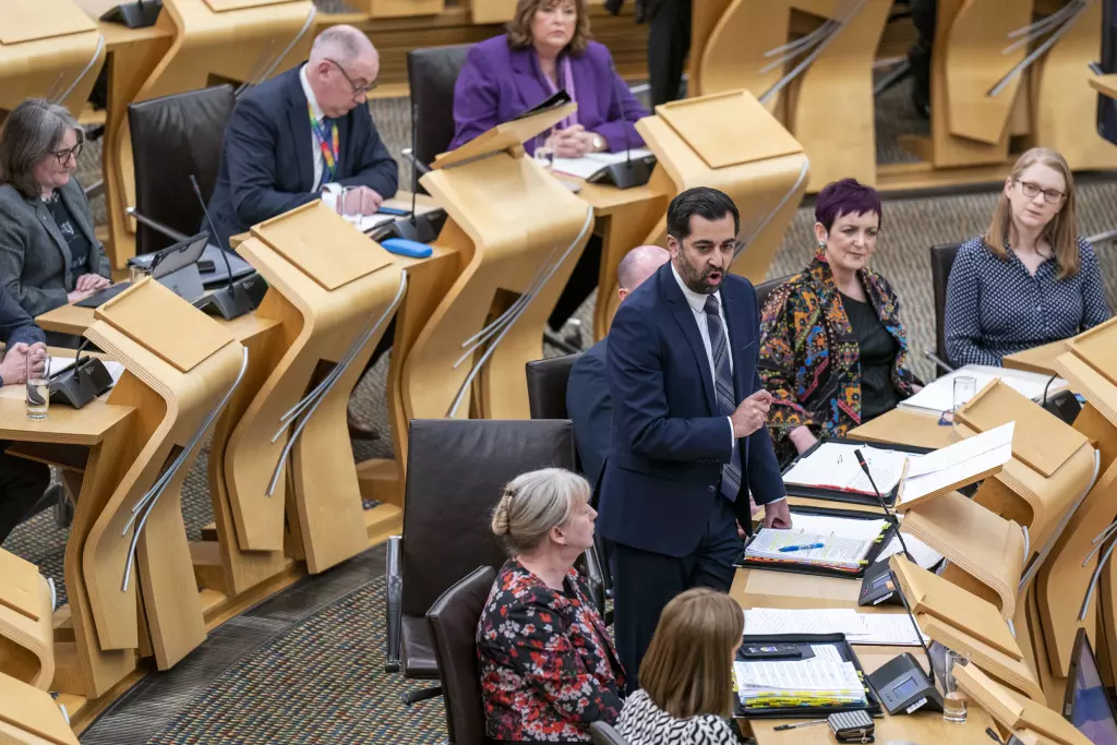 El primer ministro de Escocia, Humza Yousaf, habla durante la sesión de preguntas al primer ministro en el Parlamento escocés en Holyrood, Edimburgo, Escocia, jueves 28 de marzo de 2024. (Jane Barlow/PA via AP) (Jane Barlow / Associated Press)