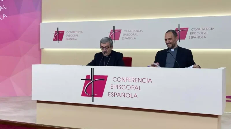Luis Argüello y Josetxo Vera, responsable de Comunicación de la Conferencia Episcopal.