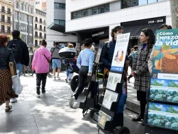 Unos testigos de Jehová predicando en Barcelona Xavier Jubierre