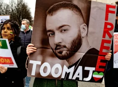 Una mujer sostiene un retrato del rapero Toomaj Salehi durante una manifestación.Robert Deyrail / Getty