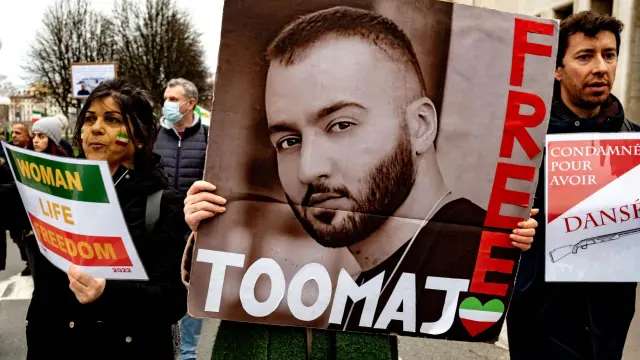 Una mujer sostiene un retrato del rapero Toomaj Salehi durante una manifestación.Robert Deyrail / Getty