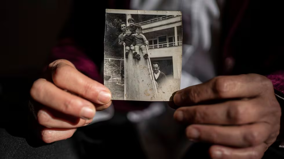 Leonor García, victima de abusos sexuales cuando tenia ocho años en en un sanatorio para niños con tuberculosis de la Iglesia en Bilbao, sujeta una foto de cuando era niña.Olmo Calvo