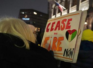 © Unsplash/Brett Wharton Manifestantes en Boston protestando por un alto el fuego en la guerra de Gaza.