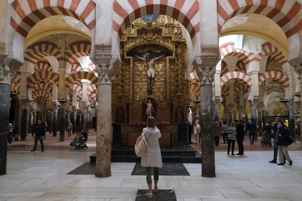 Una visitante fotografía un detalle de la mezquita-catedral de Córdoba, en noviembre de 2023.PACO PUENTES