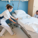Dos enfermeros colocan una cama en un hospital.Arno Masse (Getty Images/Image Source)