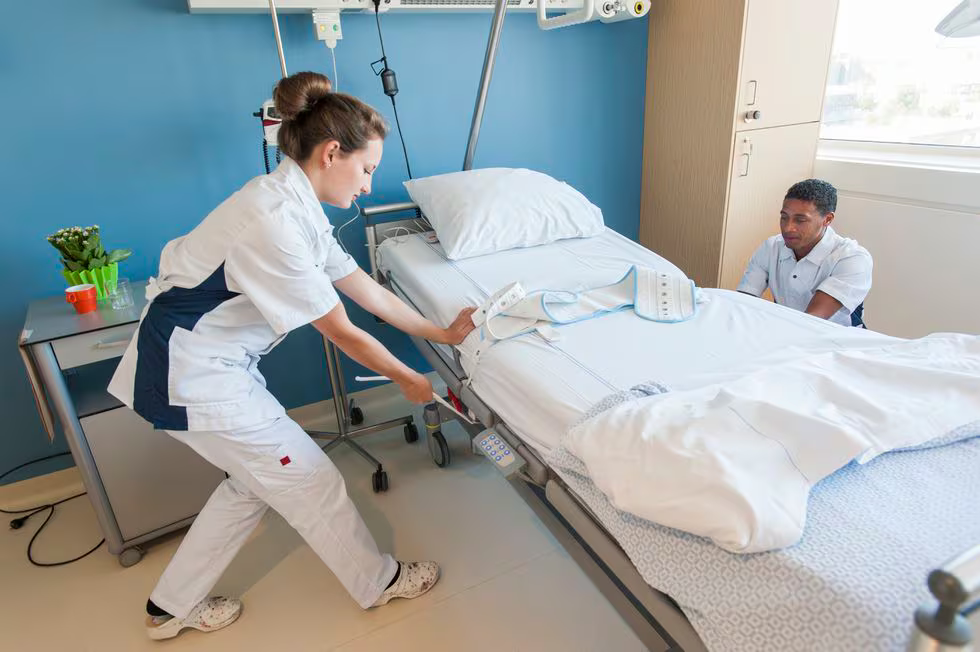 Dos enfermeros colocan una cama en un hospital.Arno Masse (Getty Images/Image Source)
