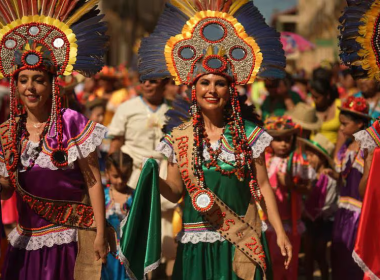 Mujeres latinoamericanas durante un desfile en el documental 'Hispanoamérica. Canto de vida y esperanza'.López-Li Films