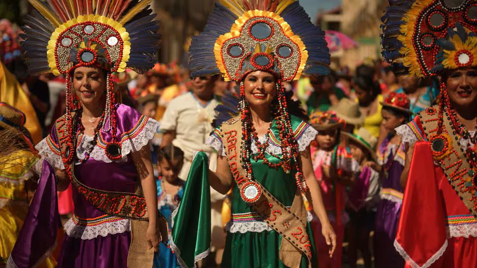 Mujeres latinoamericanas durante un desfile en el documental 'Hispanoamérica. Canto de vida y esperanza'.López-Li Films