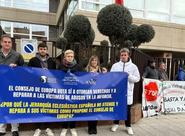 Las víctimas de abusos, a las puertas de la CEE: "No somos fríos números"
