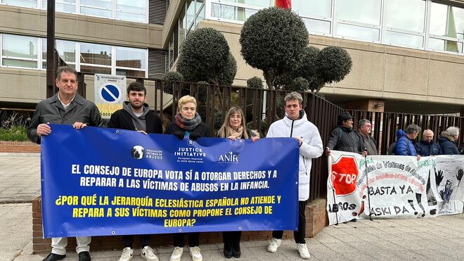Las víctimas de abusos, a las puertas de la CEE: "No somos fríos números"