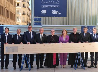 El consejero de Turismo, Arturo Bernal, ha participado, junto a la consejera de Economía, Carolina España, en el acto de inicio de las obras de la Catedral de Málaga, que restaurará sus cubiertas.
