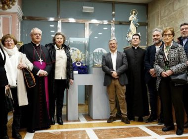 La alcaldesa de Caldelas y el obispo de Ourenses inauguran una muestra en honor a la coronaración de la Virgen de los Remedios, que será su alcaldesa perpetua