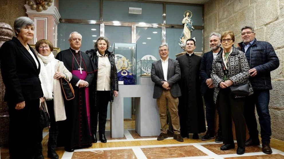 La alcaldesa de Caldelas y el obispo de Ourenses inauguran una muestra en honor a la coronaración de la Virgen de los Remedios, que será su alcaldesa perpetua
