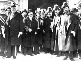 José Canalejas y sus ministros a la salida del Palacio tras jurar los cargos durante la crisis de gobierno de marzo de 1912 (Wikipedia)