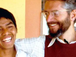 El jesuita Francesc Peris, con un alumno en Bolivia. / El Periódico