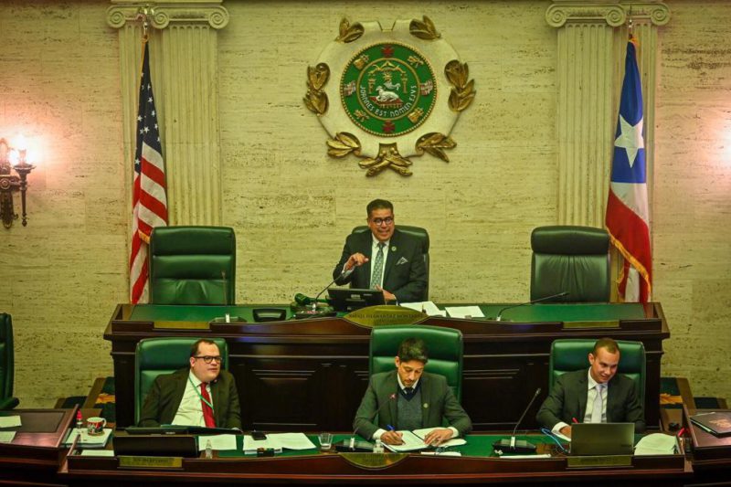 El presidente de la Cámara, Rafael "Tatito" Hernández, le introdujo varias enmiendas en sala.