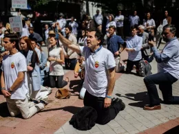Varias personas se arrodillan y rezan durante una marcha antiabortista desde Plaza de Cuzco hasta la clínica Dator, a 7 de mayo de 2022, en Madrid (España). — Alejandro Martínez Vélez / Europa Press
