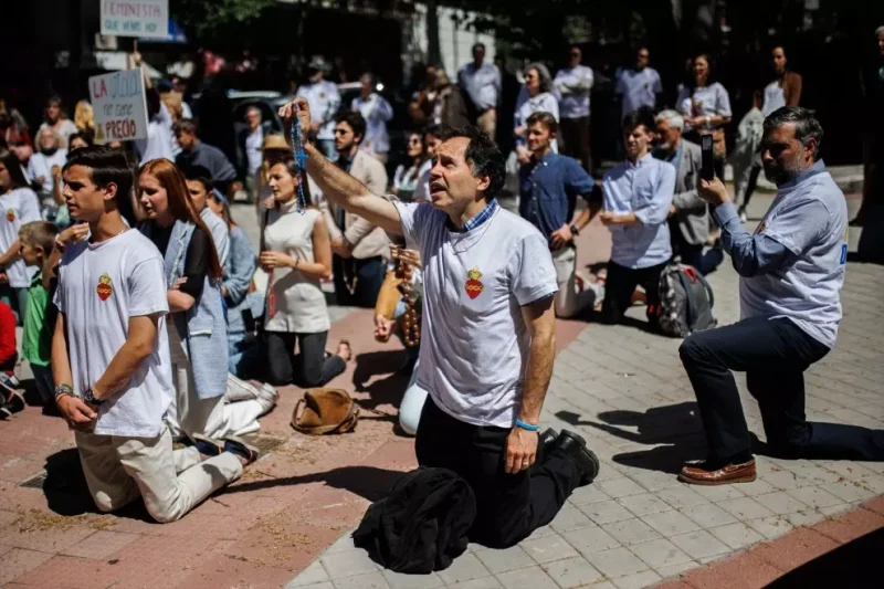 Varias personas se arrodillan y rezan durante una marcha antiabortista desde Plaza de Cuzco hasta la clínica Dator, a 7 de mayo de 2022, en Madrid (España). — Alejandro Martínez Vélez / Europa Press