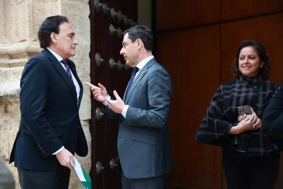 El consejero Villamandos y el presidente Moreno Bonilla mantienen una conversación. A la derecha, la consejera García. Imagen de archivo. — Rocío Ruz / Europa Press