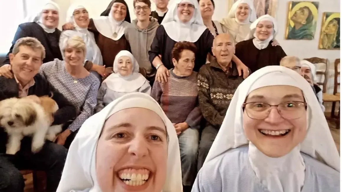 Las monjas de Belorado, con el 'cura' Ceacedo y algunos familiares, ayer en el convento. tehagoluz.com