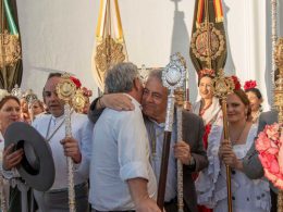 Los alcaldes de Estepona (Málaga) y Almonte (Huelva) en la presentación de la hermandad ante la Virgen del Rocío