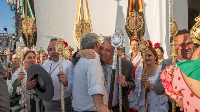 Los alcaldes de Estepona (Málaga) y Almonte (Huelva) en la presentación de la hermandad ante la Virgen del Rocío