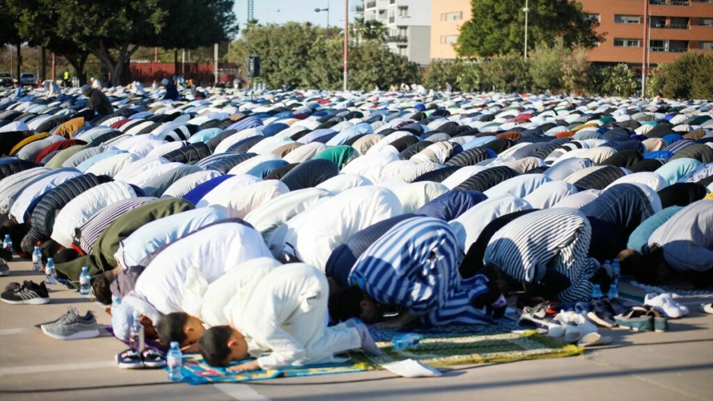 Los musulmanes celebran la fiesta del Fin del Ramadán, a 10 de abril de 2024, en Almería. EP