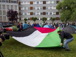 Decenas de estudiantes durante una acampada para exigir "un alto al fuego inmediato en Gaza", en la Universidad de La Rioja, a 15 de mayo de 2024, en Logroño, La Rioja (España).- José Sánchez / Europa Press