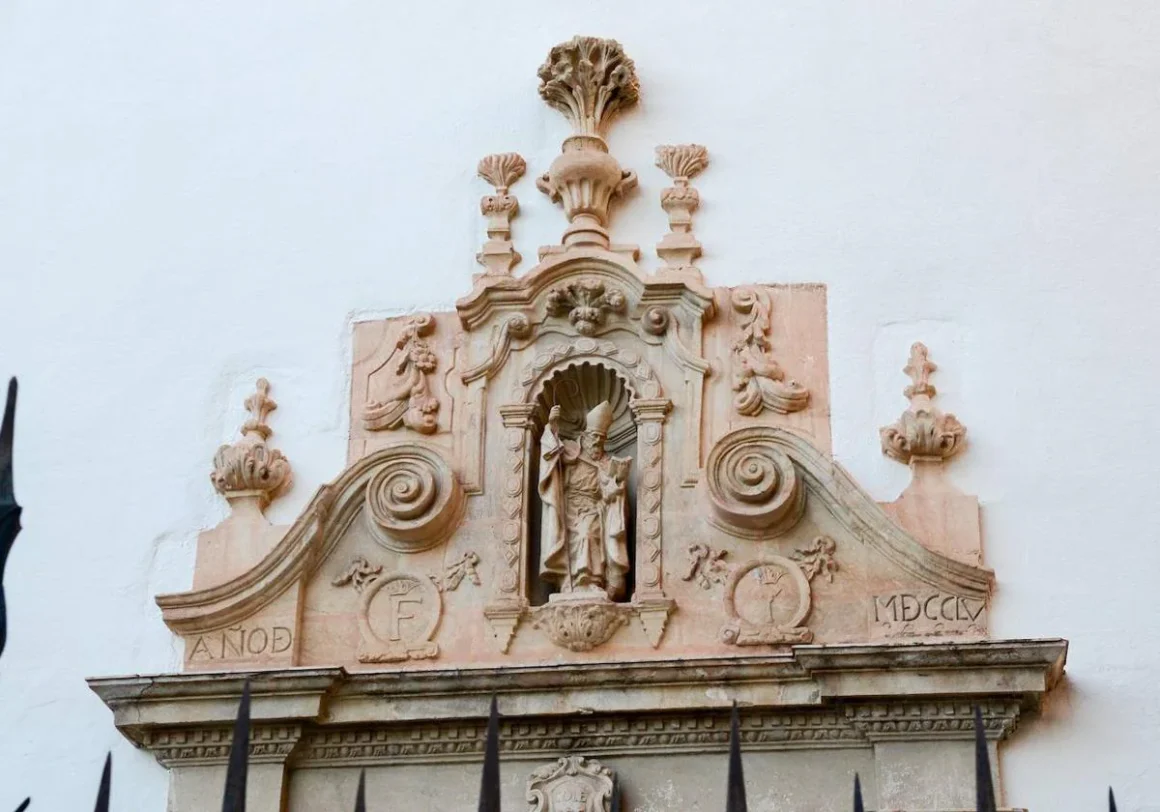 Imagen de San Torcuato en la fachada de la Escuela de Artes. Torcuato Fandila