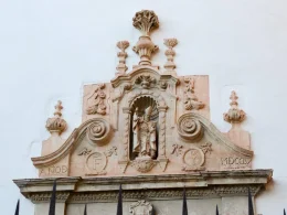 Imagen de San Torcuato en la fachada de la Escuela de Artes. Torcuato Fandila