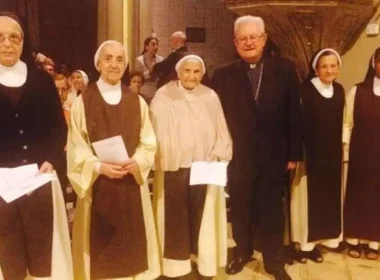 El entonces obispo de Mallorca, Javier Salinas, con las monjas jerónimas. Religión Digital